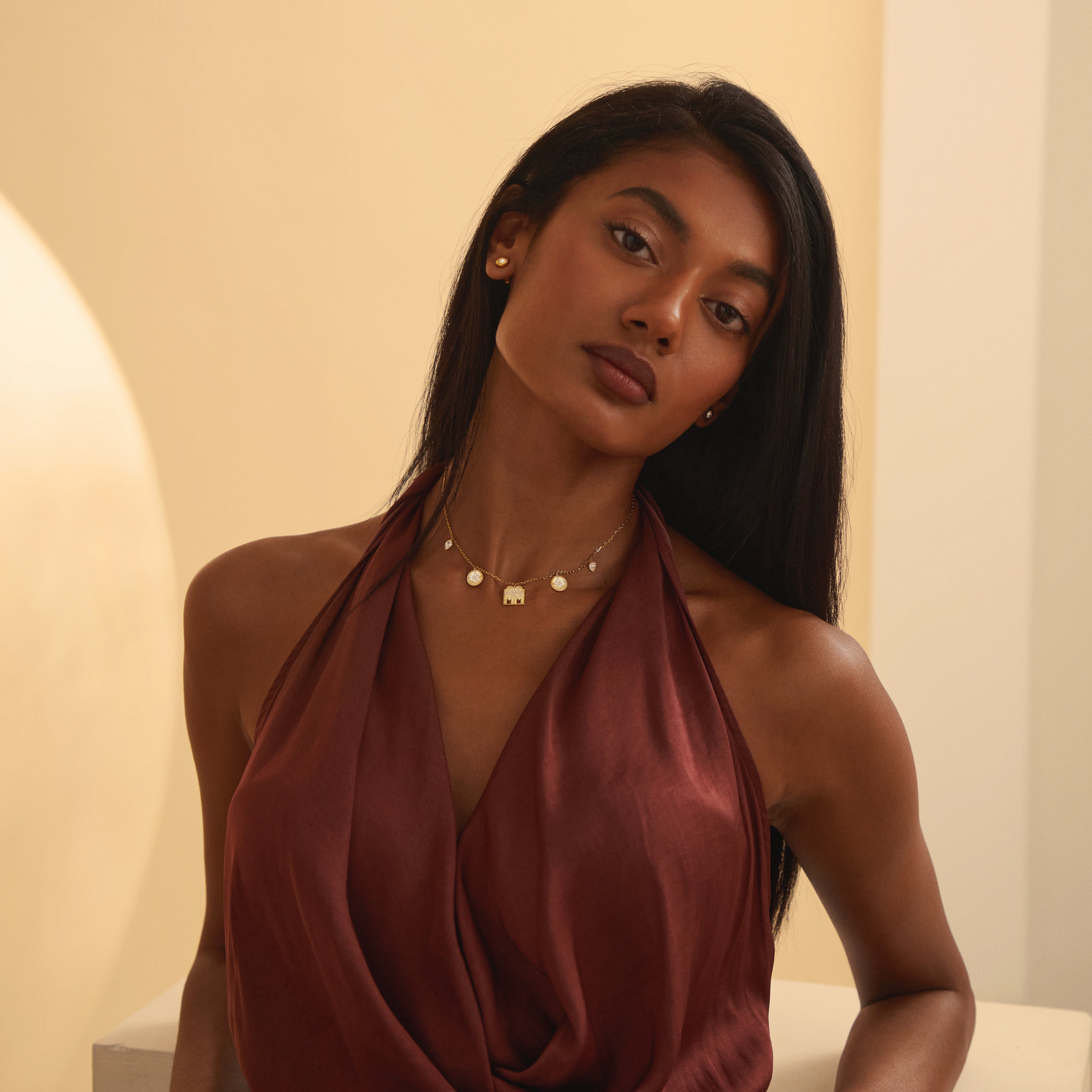 A modern South Indian bride wears the  Modern Mangal Vidhya Mangalayam in yellow gold, showcasing its bold Shivling pendant, diamond flower coins, and pear bezel charms in a wide shot. Modern mangalsutra meets heritage symbolism.