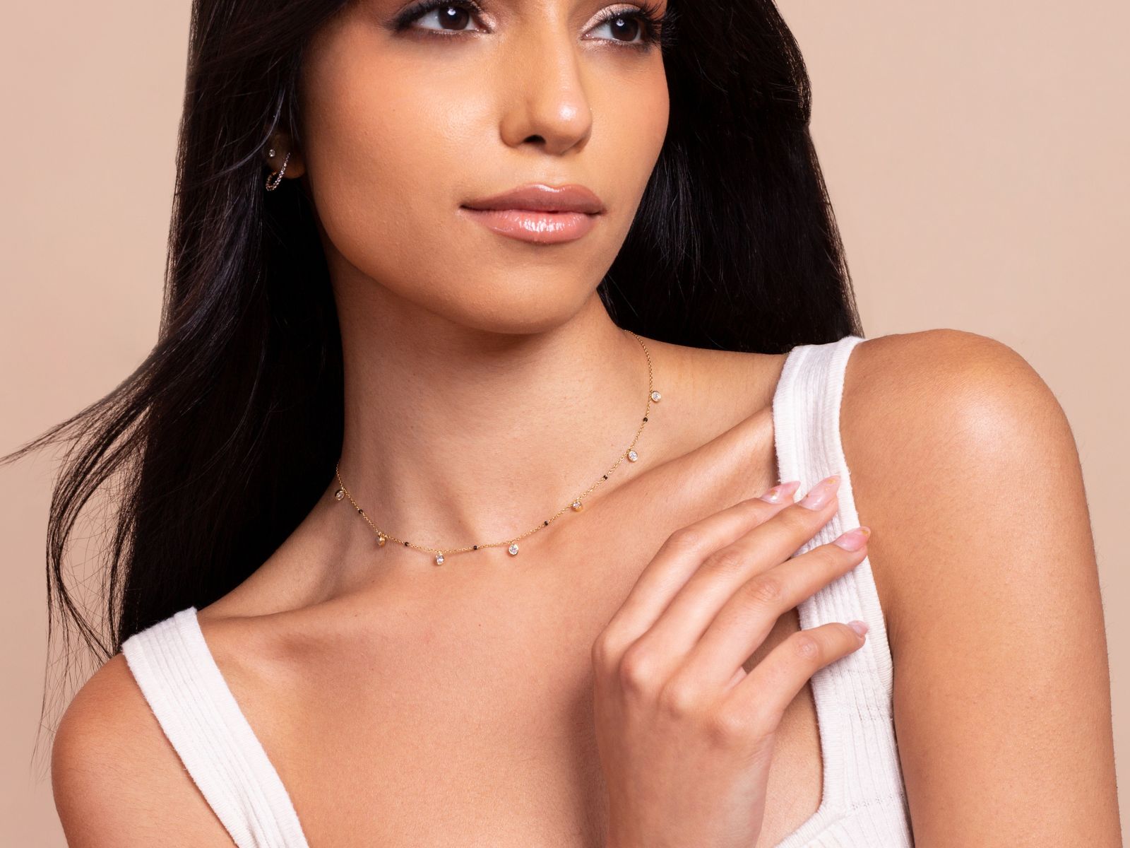 Model wearing the Ashna Necklace from the Modern Mangal x Ashna Gray Collection, a delicate gold chain adorned with small diamonds, reflecting timeless sophistication and simplicity.