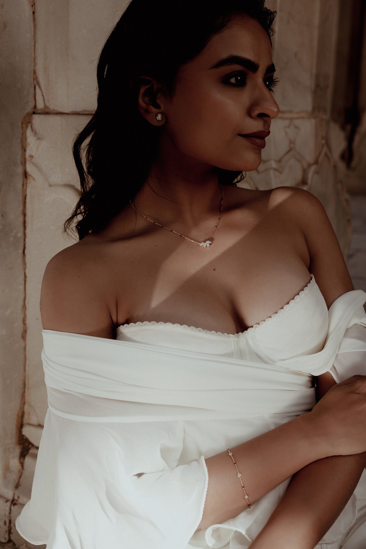Model wearing the Love in Bloom Mangalsutra in 18K gold, Jaipur