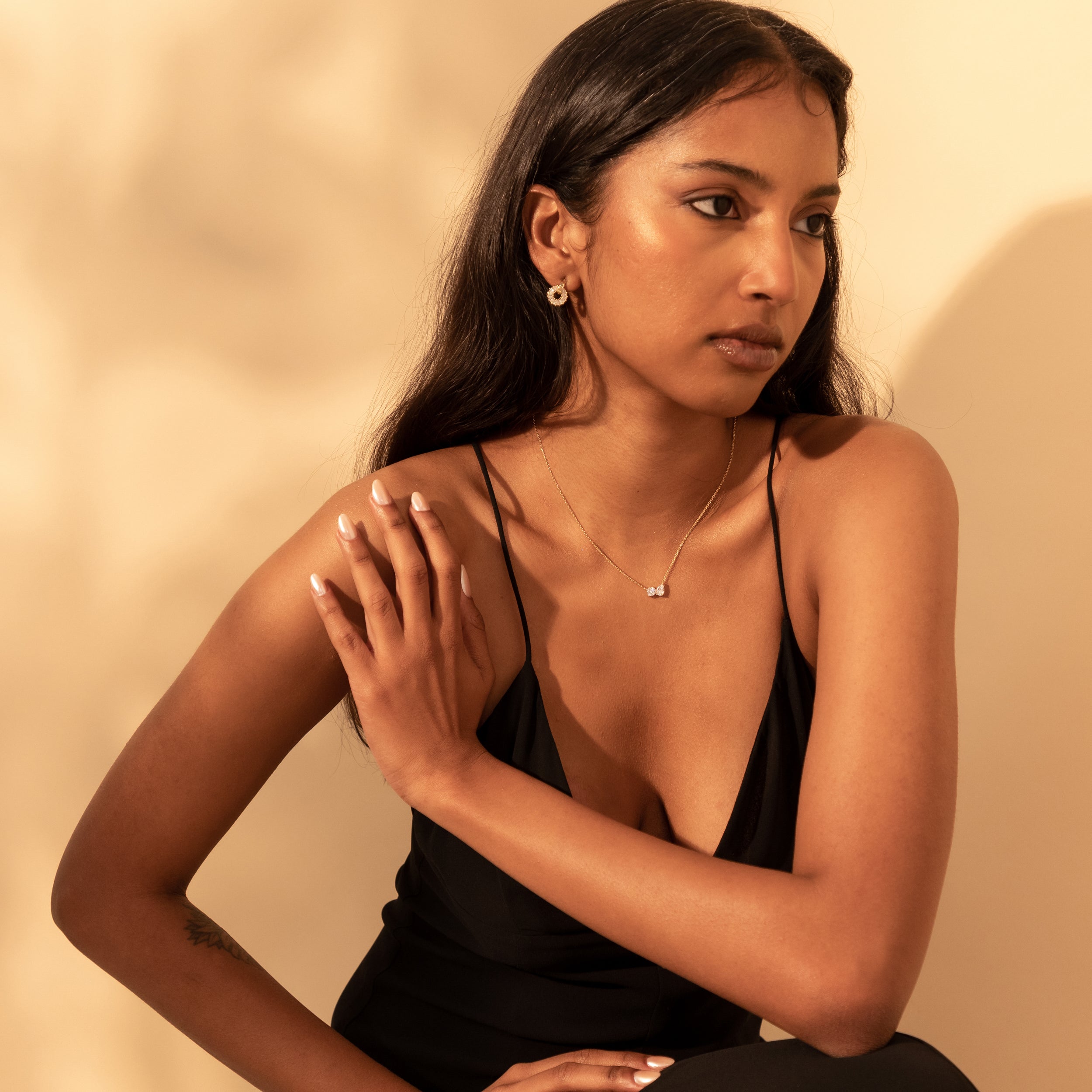 Front-facing view of model wearing the Modern Mangal nina Necklace, highlighting the minimal toi et moi pendant with round and pear diamonds resting elegantly on the collarbone.