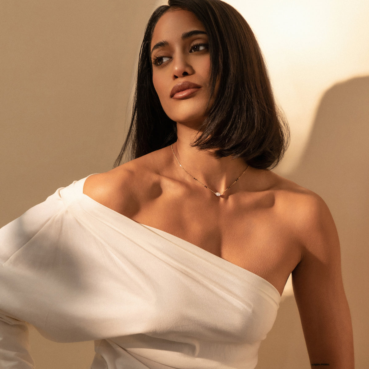 Full look of model wearing the Shaily Mangalsutra, showcasing how the pear diamond pendant elegantly rests at the collarbone.
