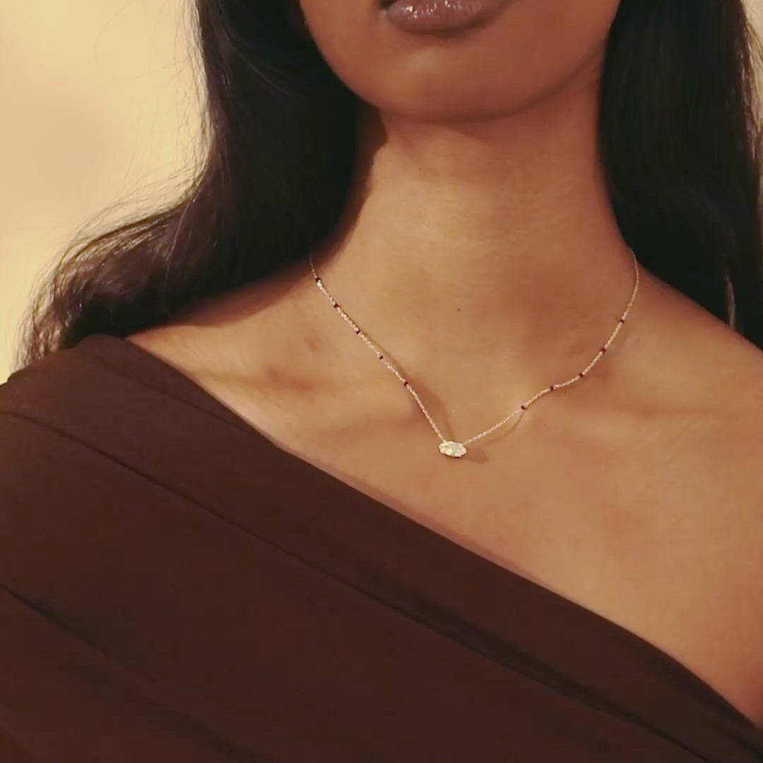 Video of the Myra Mangalsutra worn by a model